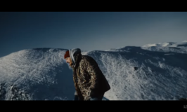 Kitsch und viel Schnee in Caspers Video zu „Flackern, Flimmern“